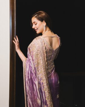 Hania Aamir Instagram - gave mermaid 

styling @aarindanoor 
outfit @manishmalhotraworld @manishmalhotra05 
jewels @sherezadjewellery 
hair & makeup @sonia_nazir 
photography @zunaisheikh