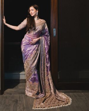Hania Aamir Instagram - gave mermaid 

styling @aarindanoor 
outfit @manishmalhotraworld @manishmalhotra05 
jewels @sherezadjewellery 
hair & makeup @sonia_nazir 
photography @zunaisheikh