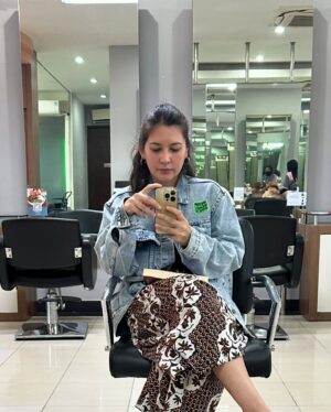 Hannah Al Rashid Instagram - Selfies of 2025. Fave yang terakhir tentunya….

#goblokglam