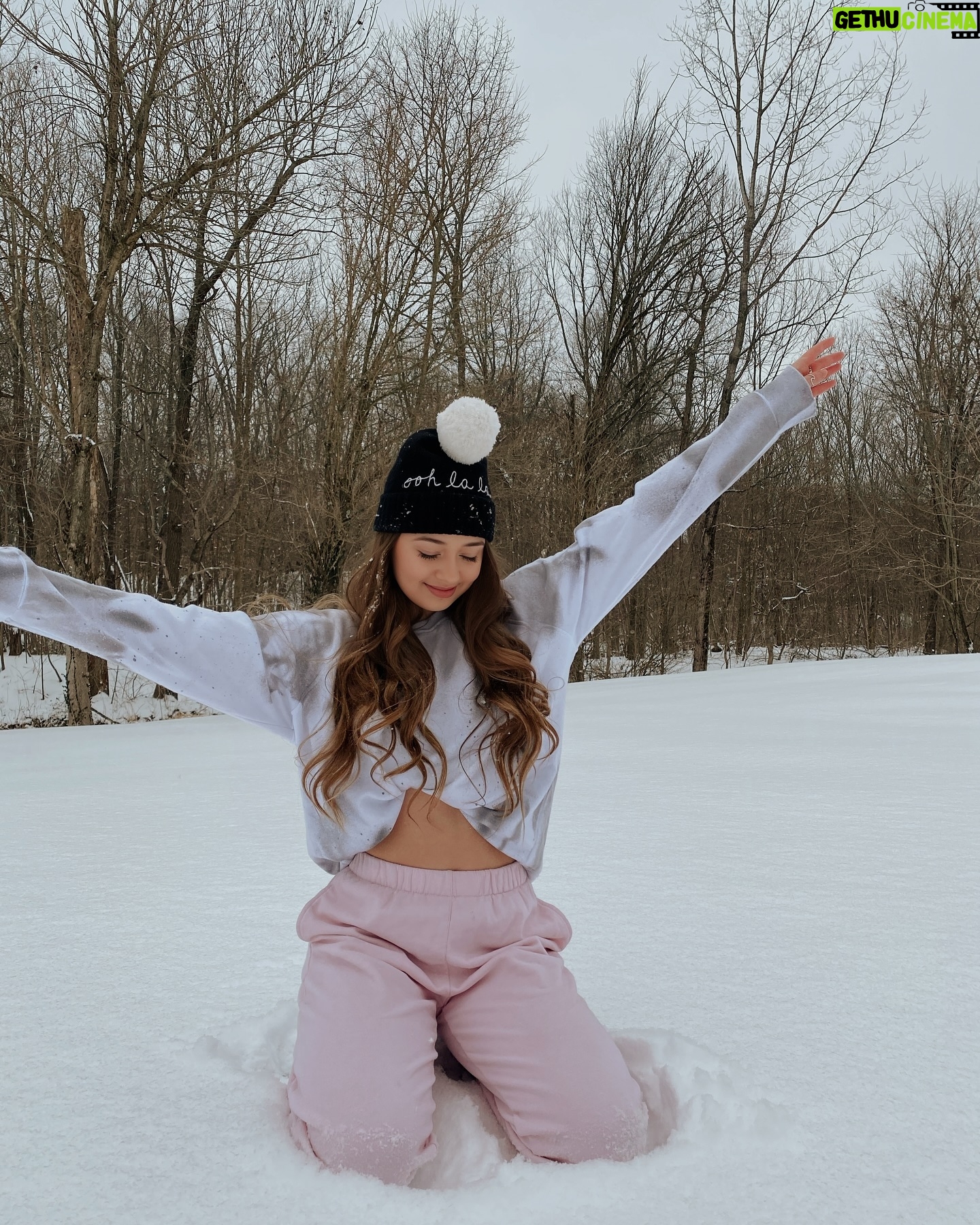 Hannah Colin - 8.8K Likes - one of the best years yet. 🤍✨