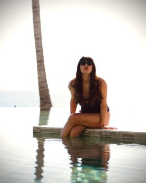 Hannah Simone Instagram - Wanderlust for life… travel feels easy when everywhere feels like home ✈️ 🍝 🐋 💫