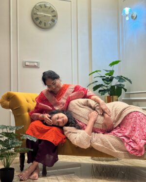 Hariprriya Instagram - ಕಂದ ನನ್ನ ಒಡಲಲ್ಲಿ, ನಾನು ಅಮ್ಮನ ಮಡಿಲಲ್ಲಿ ❤️

From mom’s embrace to my child’s embrace, the circle of love continues ❤️

Pic by - @snabhi 🥰

#love #motherhood #momslove #selflesslove #pregnancy #excitement #nervousness #mixedemotions #overwhelmed #babybump #babylove #simhapriya #family