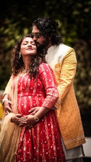 Hariprriya Instagram - ಕನ್ನಡ ಹಬ್ಬದ ಸಲುವಾಗಿ 💛❤️

ನಾವು..!!🤰🏻🧿

Amazing outfits by @chandangowda_official 
Beautiful jewellery by @aakruthi_rentaljewellery 
Wonderful photography by @cinivenky 

#simhapriya #family #love #culture #kannada #celebration #momtobe #dadtobe