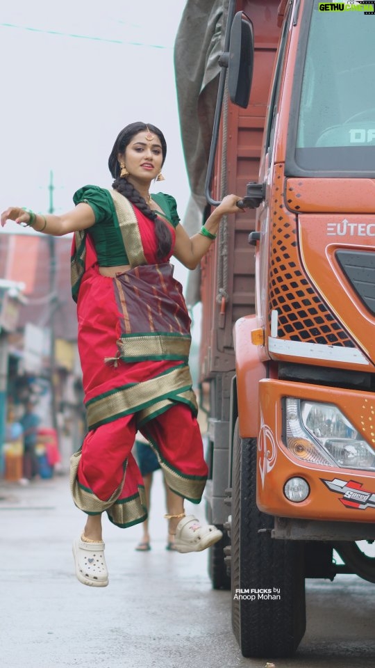 Haritha G Nair - 172.6K Likes - Pov : I AM THE MAIN CHARACTER 😎(എന്ന ഇനി ഒരു സത്യം പറയട്ടെ... ഈ ട്രെൻഡ് വന്നതും പോയതും ഞാൻ അറിഞ്ഞിട്ടില്ല... ആഹ്... 🤨😏)
.
.
Makeup & Hair & Saree drape : @varsha__viswam & @gokul__jayan__
Photography : @iamanoopmohan
.
.
#spotchoreography #love #family #fun #trendgone #happyvibes #spotchoreo #beautiful #photography #instagood #instagram #dancevideo #agraharamphotography