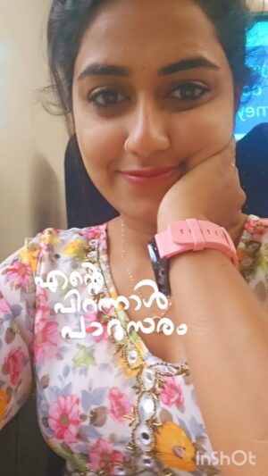 Haritha G Nair Instagram - G mng "പിറന്നാൾ പാദസരം "✨🧿
.
പിറന്നാൾ ദിവസം രാവിലെ സർപ്രൈസ്‌ ആയിട്ട് വീട്ടിൽ എത്തി വൈകുന്നേരം തിരിച്ചെത്തിയ ന്റെ കഥ ✨
.
#happiness
#family #love #fun #birthday #fun #surprise #ഹോം #homestories #beautiful #god #thankgod #thankgodforeverything #thanksgiving #birthdaygift #🧿 #instagram #travel #kottayam #trivandrum #trainjourney #brothersisterbond