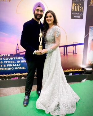 Harshdeep Kaur Instagram - Dilbaro is not just a song for me.. it’s an emotion for me..
I remember when I first heard the song.. I could relate to the feeling behind each & every word penned by #GulzarSaab & the way this beautiful tune by @shankarehsaanloy stirred up so many emotions in me! Ever since this song came out I’ve been receiving unconditional love from fans all over the world And huge amount appreciation from the film & music fraternity. Thank you! @iifa awards 🙏🏼
.
.
💃🏻 @macduggal
💄 @devinanarangbeauty
💍 @henna.akhtar @rimayu07
#iifaawards2019 #iifahomecoming #iifa2019 #award