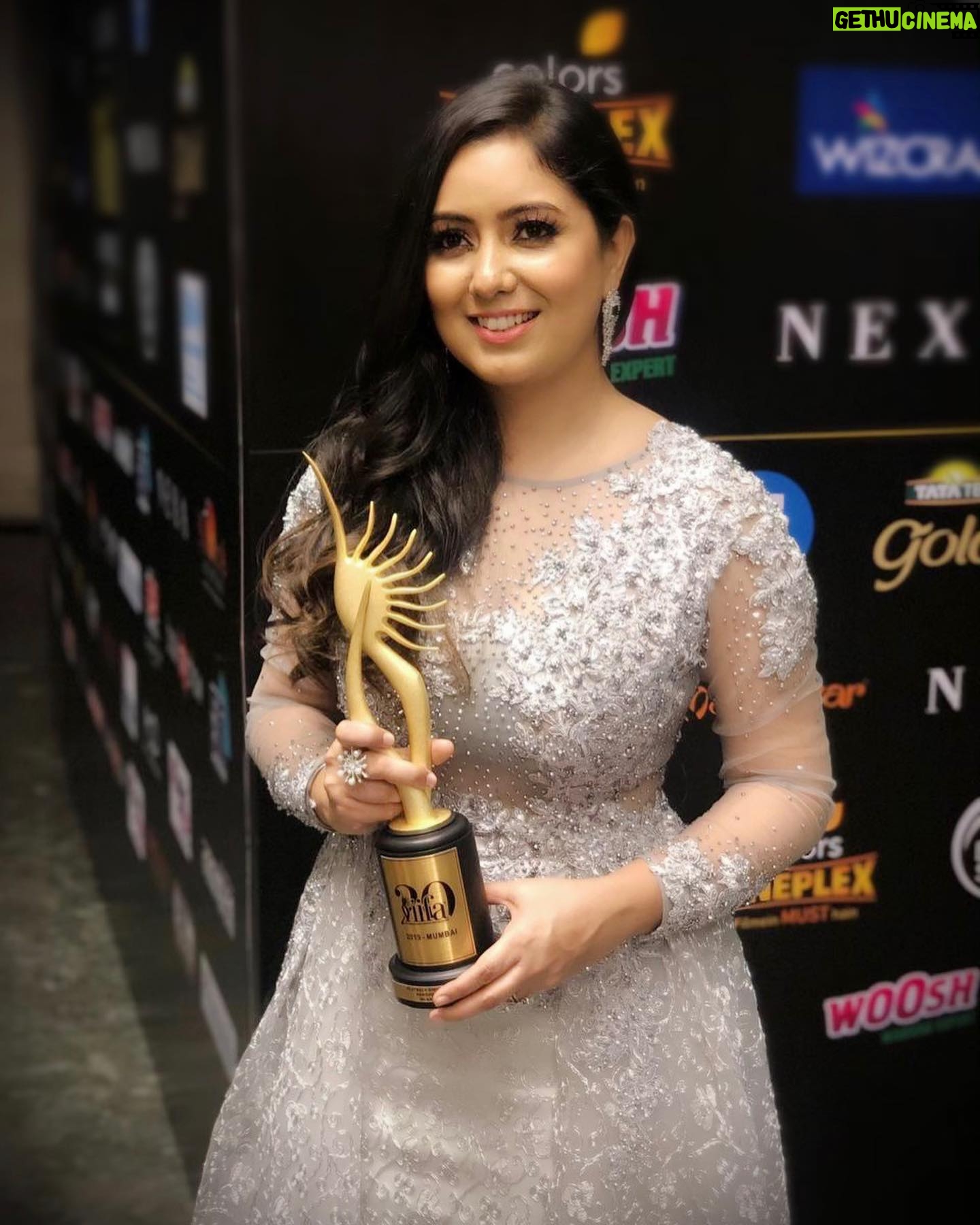 Harshdeep Kaur - 38.2K Likes - Dilbaro is not just a song for me.. it’s an emotion for me..
I remember when I first heard the song.. I could relate to the feeling behind each & every word penned by #GulzarSaab & the way this beautiful tune by @shankarehsaanloy stirred up so many emotions in me! Ever since this song came out I’ve been receiving unconditional love from fans all over the world And huge amount appreciation from the film & music fraternity. Thank you! @iifa awards 🙏🏼
.
.
💃🏻 @macduggal
💄 @devinanarangbeauty
💍 @henna.akhtar @rimayu07
#iifaawards2019 #iifahomecoming #iifa2019 #award