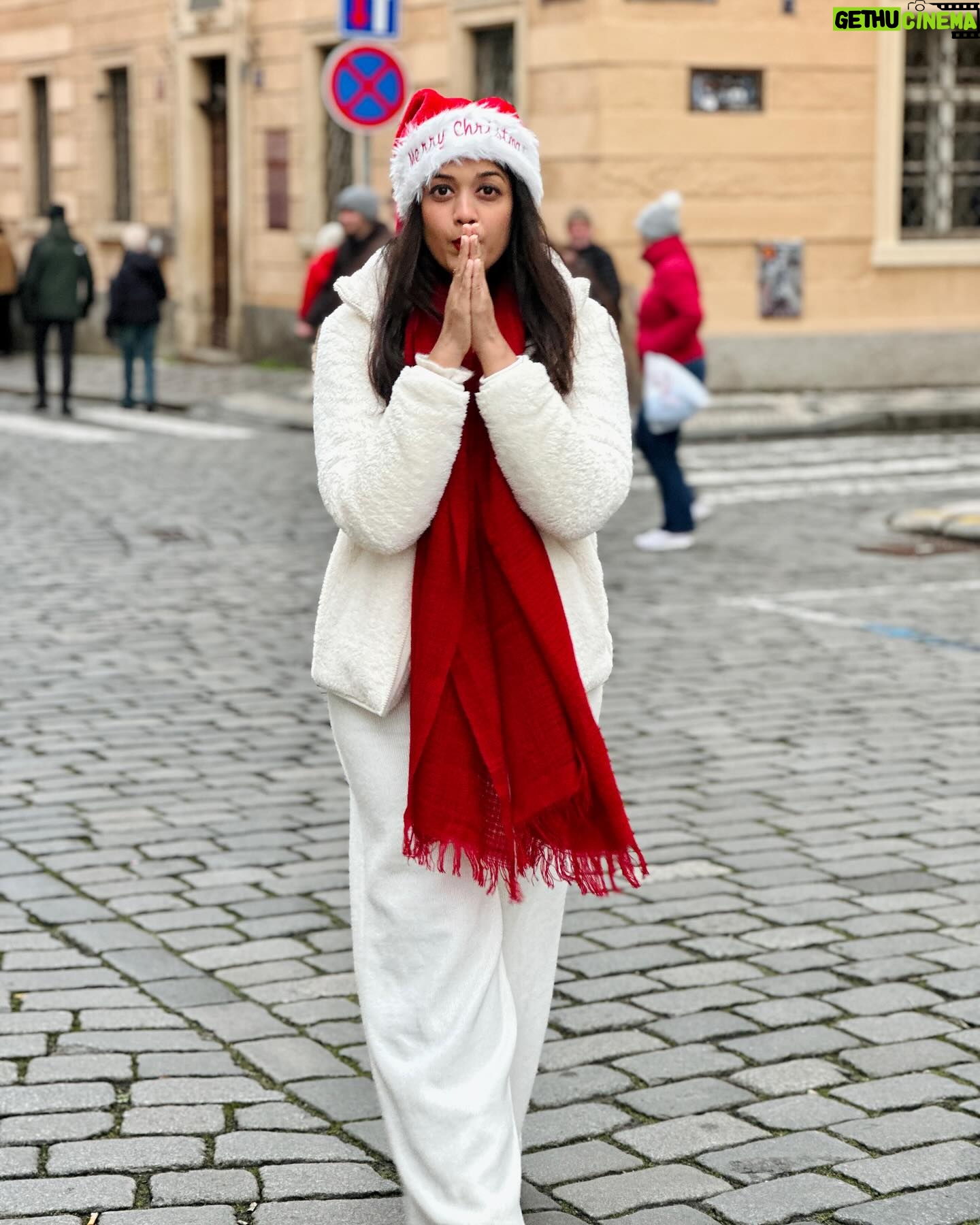 Harshita Gupta - 73.8K Likes - I wanted to experience Christmas in Europe since I was a baby coz I went to a Convent school for years and IYKYK the hype that the school creates.
Watching Singing Christmas tree to eating Ginger bread, Everyday new Christmas Markets to new Christmas Tree just out of a movie, from Christmas Eve to Christmas dinner. Eating chocolates, singing carols, sipping Hot Wine. My dream came true.
Finally saw Christmas in Europe and OMG ( in Janice’s voice).
Christmas 2024 you are Special 🎄🎅🏻
.
Merry Christmas everyone, Ho Ho Ho 🍬