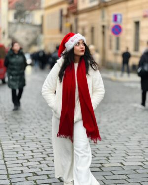 Harshita Gupta Instagram - I wanted to experience Christmas in Europe since I was a baby coz I went to a Convent school for years and IYKYK the hype that the school creates.
Watching Singing Christmas tree to eating Ginger bread, Everyday new Christmas Markets to new Christmas Tree just out of a movie, from Christmas Eve to Christmas dinner. Eating chocolates, singing carols, sipping Hot Wine. My dream came true. 
Finally saw Christmas in Europe and OMG ( in Janice’s voice).
Christmas 2024 you are Special 🎄🎅🏻
.
Merry Christmas everyone, Ho Ho Ho 🍬