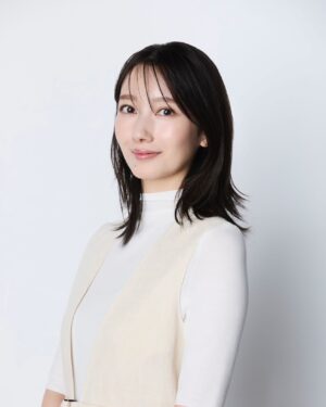 Haru Instagram - 皆様にご報告があります。
私、波瑠は19年間お世話になりました株式会社ホリ・エージェンシーを2024年12月31日をもって退所することとなりました。

本日発表がありました通り株式会社ホリ・エージェンシーが合併されることとなり、長年お世話になった小野田社長が退任されることで、新たな一歩を踏み出してみようという決断に至りました。
13歳の頃から様々な経験をさせていただき、心から感謝しています。

今後につきましては、18年間一緒に仕事をしているマネージャーさん、そして2年間現場で共に行動してくれているマネージャーさんと共に一つ一つのお仕事へ大切に向き合いたいと思います。

最後になりましたが、いつも応援してくださるファンの皆様、支えてくださる関係者の皆様には今後とも変わらぬご支援、ご愛顧を賜りますようお願い申し上げます。