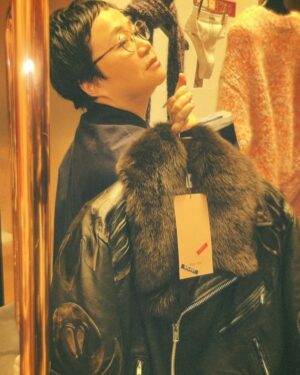 Haruna Kondo Instagram - ※
MIU MIU SELECT by MOMOのローンチイベントにご招待いただきました！
人生で一度は言ってみたかったんですよ、ローンチ！
自分のインスタで言えて嬉しいローンチ！

こちらのイベント、いろんな夢を叶えていただきました🥹
まず、1枚目の写真！
やばいね。ONCE代表させてもらいました。
やっぱり、MOMOさんはMiu Miuが似合うっ！
今回のイベントは、最新コレクションの中からMOMOさんがセレクトしたアイテムを期間限定で限定された店舗とオンラインストアにて展開する特別なプロジェクト。
MOMOさんのチョイスは、ライブパフォーマンスで見せてくれるような力強さや妖艶さがあるアイテムや、はたまたMCで見せてくれるような、きゅんっとする一面や可憐さがあるアイテムで、MOMOさんらしさを感じられるものばかり！
幅広い層に支持されるのはMiu Miuのアイテムと一緒っ！
本当に素敵だったから、MOMOさんセレクトのお財布を購入しましたよ！
MIU MIU SELECT by MOMOは、11/17（日）まで青山店などで発売中なので、ぜひチェックを☑️

あとはね、ダンスチャレンジさせてもらったり🥹🥴💘
(デレデレしすぎてます🥴見てね)
各社媒体さんの小さなマイクを持って、
◯◯をご覧の皆さん、こんにちは！ハリセンボンの近藤春菜です！て言ってインタビュー答えるのもSNSでよく見てたから嬉しかったな笑
いろんな媒体さんのSNS見てください！

ばっさーや菊乃さんに久々会えたのも嬉しかった☺️
めっちゃ安心した笑

と、とにかくいろんな初体験が詰まった楽しい楽しいイベントでした！
ありがとうございました☺️
イベント中、配っていた、ちいさなちいさなひとくちサイズのおしゃれな食べ物もおいしかったなぁ、、、笑

#MiuMiu
#MiuMiuSelect
#PR
↑おしゃれタグもうれしい笑

はしゃぎすぎてます！おちつきます！