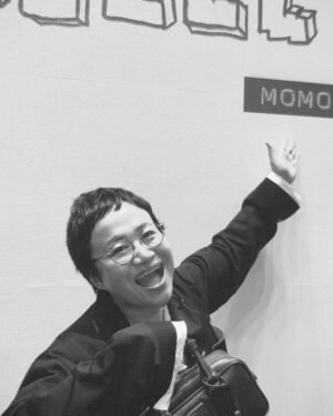Haruna Kondo Instagram - ※
MIU MIU SELECT by MOMOのローンチイベントにご招待いただきました！
人生で一度は言ってみたかったんですよ、ローンチ！
自分のインスタで言えて嬉しいローンチ！

こちらのイベント、いろんな夢を叶えていただきました🥹
まず、1枚目の写真！
やばいね。ONCE代表させてもらいました。
やっぱり、MOMOさんはMiu Miuが似合うっ！
今回のイベントは、最新コレクションの中からMOMOさんがセレクトしたアイテムを期間限定で限定された店舗とオンラインストアにて展開する特別なプロジェクト。
MOMOさんのチョイスは、ライブパフォーマンスで見せてくれるような力強さや妖艶さがあるアイテムや、はたまたMCで見せてくれるような、きゅんっとする一面や可憐さがあるアイテムで、MOMOさんらしさを感じられるものばかり！
幅広い層に支持されるのはMiu Miuのアイテムと一緒っ！
本当に素敵だったから、MOMOさんセレクトのお財布を購入しましたよ！
MIU MIU SELECT by MOMOは、11/17（日）まで青山店などで発売中なので、ぜひチェックを☑️

あとはね、ダンスチャレンジさせてもらったり🥹🥴💘
(デレデレしすぎてます🥴見てね)
各社媒体さんの小さなマイクを持って、
◯◯をご覧の皆さん、こんにちは！ハリセンボンの近藤春菜です！て言ってインタビュー答えるのもSNSでよく見てたから嬉しかったな笑
いろんな媒体さんのSNS見てください！

ばっさーや菊乃さんに久々会えたのも嬉しかった☺️
めっちゃ安心した笑

と、とにかくいろんな初体験が詰まった楽しい楽しいイベントでした！
ありがとうございました☺️
イベント中、配っていた、ちいさなちいさなひとくちサイズのおしゃれな食べ物もおいしかったなぁ、、、笑

#MiuMiu
#MiuMiuSelect
#PR
↑おしゃれタグもうれしい笑

はしゃぎすぎてます！おちつきます！