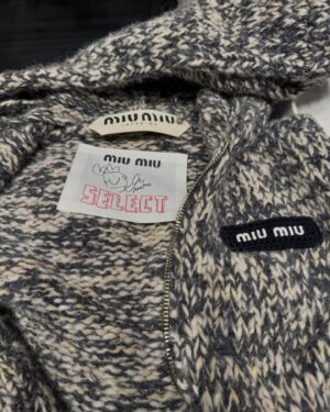 Haruna Kondo Instagram - ※
MIU MIU SELECT by MOMOのローンチイベントにご招待いただきました！
人生で一度は言ってみたかったんですよ、ローンチ！
自分のインスタで言えて嬉しいローンチ！

こちらのイベント、いろんな夢を叶えていただきました🥹
まず、1枚目の写真！
やばいね。ONCE代表させてもらいました。
やっぱり、MOMOさんはMiu Miuが似合うっ！
今回のイベントは、最新コレクションの中からMOMOさんがセレクトしたアイテムを期間限定で限定された店舗とオンラインストアにて展開する特別なプロジェクト。
MOMOさんのチョイスは、ライブパフォーマンスで見せてくれるような力強さや妖艶さがあるアイテムや、はたまたMCで見せてくれるような、きゅんっとする一面や可憐さがあるアイテムで、MOMOさんらしさを感じられるものばかり！
幅広い層に支持されるのはMiu Miuのアイテムと一緒っ！
本当に素敵だったから、MOMOさんセレクトのお財布を購入しましたよ！
MIU MIU SELECT by MOMOは、11/17（日）まで青山店などで発売中なので、ぜひチェックを☑️

あとはね、ダンスチャレンジさせてもらったり🥹🥴💘
(デレデレしすぎてます🥴見てね)
各社媒体さんの小さなマイクを持って、
◯◯をご覧の皆さん、こんにちは！ハリセンボンの近藤春菜です！て言ってインタビュー答えるのもSNSでよく見てたから嬉しかったな笑
いろんな媒体さんのSNS見てください！

ばっさーや菊乃さんに久々会えたのも嬉しかった☺️
めっちゃ安心した笑

と、とにかくいろんな初体験が詰まった楽しい楽しいイベントでした！
ありがとうございました☺️
イベント中、配っていた、ちいさなちいさなひとくちサイズのおしゃれな食べ物もおいしかったなぁ、、、笑

#MiuMiu
#MiuMiuSelect
#PR
↑おしゃれタグもうれしい笑

はしゃぎすぎてます！おちつきます！