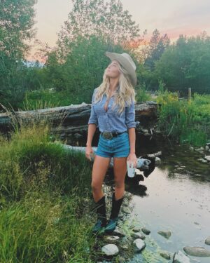 Hassie Harrison Instagram - Babe, wake up. The last episode of @yellowstone is on tonight. 

Are you guys ready for the finale?!? I’m here for all your predictions. 😝