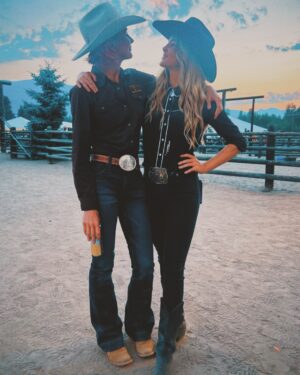 Hassie Harrison Instagram - Babe, wake up. The last episode of @yellowstone is on tonight. 

Are you guys ready for the finale?!? I’m here for all your predictions. 😝