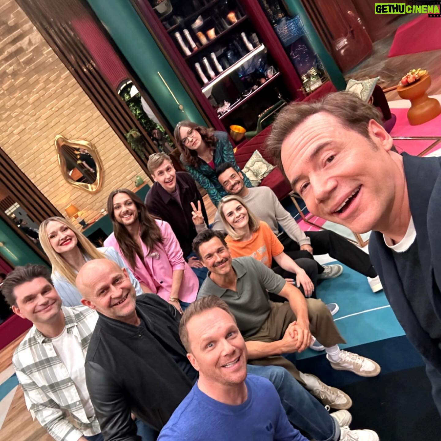 Hazel Brugger - 37K Likes - So cool wieder dabei zu sein! Innerhalb dieses Casts von #LOLDE #LastOneLaughing fühle ich mich fast wie ein „alter Hase“. Aber im Ernst: Wirklich cool, dass so viele neue Gesichter dabei sind - und vor allem auch so viele Leute, mit denen ich eine ganz besondere Geschichte habe, zB @florian.david.fitz von unserer Zeit bei „Wer stiehlt mir die Show?“, @lutz.vanderhorst von unserem Currywurst-Video und unseren nervenaufreibenden Drehs bei irgendwelchen Parteitagen, @realreiners und @helenebockhorst von der Poetry-Slam-Zeit, @ralfschmitzoffiziell von „Ein Herz für Kinder“ usw. usf. Ich weiß nicht, wie das fertige Produkt sein wird, aber ich kann mich nicht erinnern, dass sich eine andere Staffel in der Vorbereitung so „wholesome“ angefühlt hat.