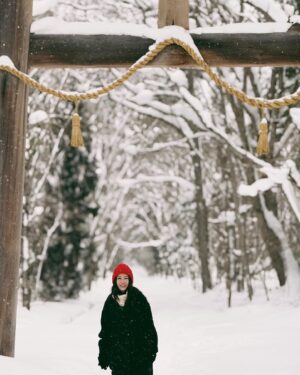 Hebe Tien Fu-chen Instagram - 🎄❄️⛩️ ❤️💚🤎🤍

參拜戶隱神社的路上，聽見雪落下的聲音，
卻聽不見心的寧靜？

還要再修習。

學習百年杉木、千年巨木，那樣不言不語，定靜地存在著。

 聖 誕 快 樂 啊 🌲