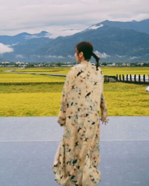 Hebe Tien Fu-chen Instagram - 姍姍來池的紀錄🌾🎤🧡😛直式照篇📷

在大自然裡，自然一切都無所遁形。
休想，也無需矯飾。

狂風暴雨、雲開霧散、撥雲見日，皆有時。

只管享受隨遇而安、自由自在、放飛自我的快意。

有時得意忘形而忘詞的腦、翻船的腳；
有時情緒洶湧而唱濕自己的眼睛；
有時風和日麗而汗濕如雨的身體。

只能坦然接受真實自然的自己。
（還練就不到“欣然”接收的程度）

謝謝我愛的人，和愛我的人，無論風雨或天晴，都如約相聚在縱谷山嵐的懷抱裡，在美麗的金黃稻浪間，讓我留下此生難忘的回憶。

有你們一起，
雨水、汗水、淚水都甘甜，豐潤我心田。

謝謝池上秋收，
讓我領受大自然的教導，
也享受著大自然的包容。

感恩池上的所有，
謝謝有愛、踏實又團結的池上鄉親朋友。

願這片土地一切安好。

#姍姍來池
#池上秋收
#直式照篇🤪

📷by @s.tungphoto
