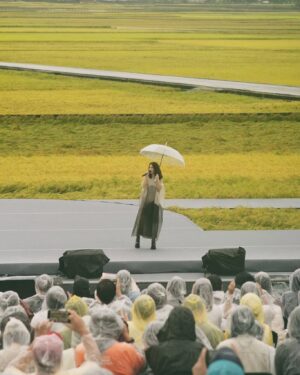 Hebe Tien Fu-chen Instagram - 姍姍來池的紀錄🌾🎤🧡😛直式照篇📷

在大自然裡，自然一切都無所遁形。
休想，也無需矯飾。

狂風暴雨、雲開霧散、撥雲見日，皆有時。

只管享受隨遇而安、自由自在、放飛自我的快意。

有時得意忘形而忘詞的腦、翻船的腳；
有時情緒洶湧而唱濕自己的眼睛；
有時風和日麗而汗濕如雨的身體。

只能坦然接受真實自然的自己。
（還練就不到“欣然”接收的程度）

謝謝我愛的人，和愛我的人，無論風雨或天晴，都如約相聚在縱谷山嵐的懷抱裡，在美麗的金黃稻浪間，讓我留下此生難忘的回憶。

有你們一起，
雨水、汗水、淚水都甘甜，豐潤我心田。

謝謝池上秋收，
讓我領受大自然的教導，
也享受著大自然的包容。

感恩池上的所有，
謝謝有愛、踏實又團結的池上鄉親朋友。

願這片土地一切安好。

#姍姍來池
#池上秋收
#直式照篇🤪

📷by @s.tungphoto