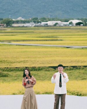 Hebe Tien Fu-chen Instagram - 姍姍來池的紀錄🌾🎤🧡😛直式照篇📷

在大自然裡，自然一切都無所遁形。
休想，也無需矯飾。

狂風暴雨、雲開霧散、撥雲見日，皆有時。

只管享受隨遇而安、自由自在、放飛自我的快意。

有時得意忘形而忘詞的腦、翻船的腳；
有時情緒洶湧而唱濕自己的眼睛；
有時風和日麗而汗濕如雨的身體。

只能坦然接受真實自然的自己。
（還練就不到“欣然”接收的程度）

謝謝我愛的人，和愛我的人，無論風雨或天晴，都如約相聚在縱谷山嵐的懷抱裡，在美麗的金黃稻浪間，讓我留下此生難忘的回憶。

有你們一起，
雨水、汗水、淚水都甘甜，豐潤我心田。

謝謝池上秋收，
讓我領受大自然的教導，
也享受著大自然的包容。

感恩池上的所有，
謝謝有愛、踏實又團結的池上鄉親朋友。

願這片土地一切安好。

#姍姍來池
#池上秋收
#直式照篇🤪

📷by @s.tungphoto