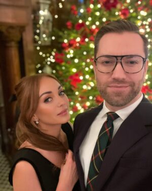Helen George Instagram - A fabulous Christmas with my dearest.. despite never pulling the big end of a cracker 😬🎄