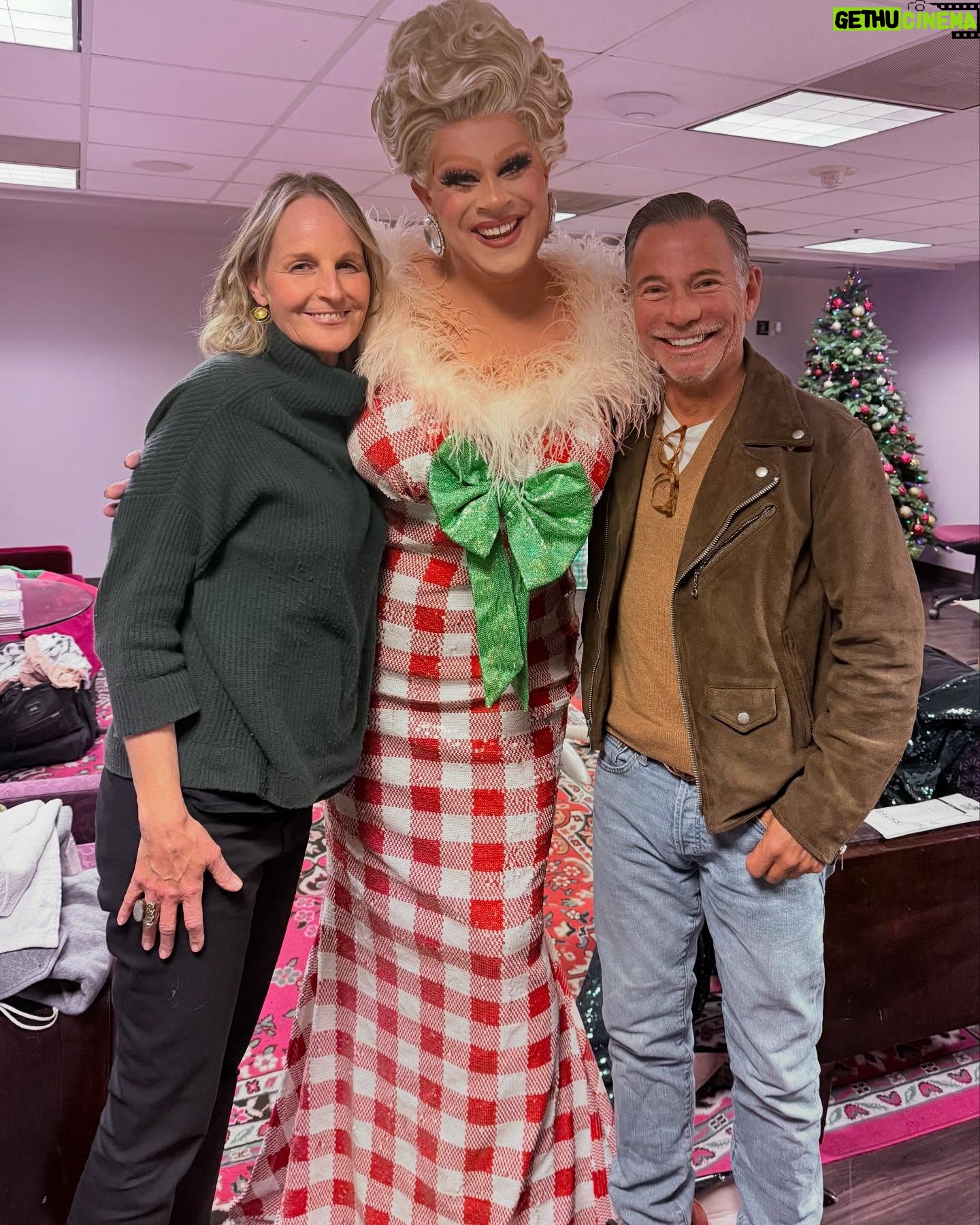 Helen Hunt - 4.3K Likes - Happy Drag Queen Christmas!!
Give the gift of kindness with @ninawest book “The You Kind of Kind”. And go see Drag Queen Christmas! It will fling you into the holiday spirit. ❤️🎄❤️