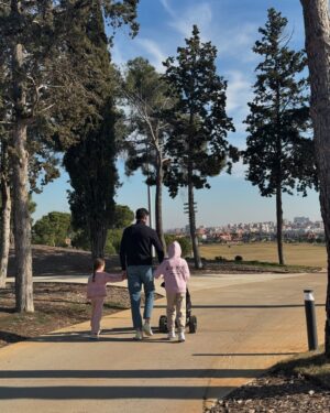 Helen Lindes Instagram - Domingo en familia, disfrutado del buen tiempo y de mis últimas dos semanas antes de ser familia numerosa 😍😍#38semanas #noquedanada #domingodegolf #planfamiliar