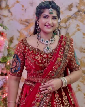 Hema Dayal Instagram - #valliyinvelan ❤️🥳
.
Outfit: 👗 @kavis_gown_rentals 
 jewellery :💍 @chennai_jazz 
.
.
#hemadayal18 #hemadayal #hema #valliyinvelanserial #zeetamilserial #serialactress #lehenga #photoshoot #wedding #explore #explorepic #explorephoto #explorepage #rentalcostum #tamilserial