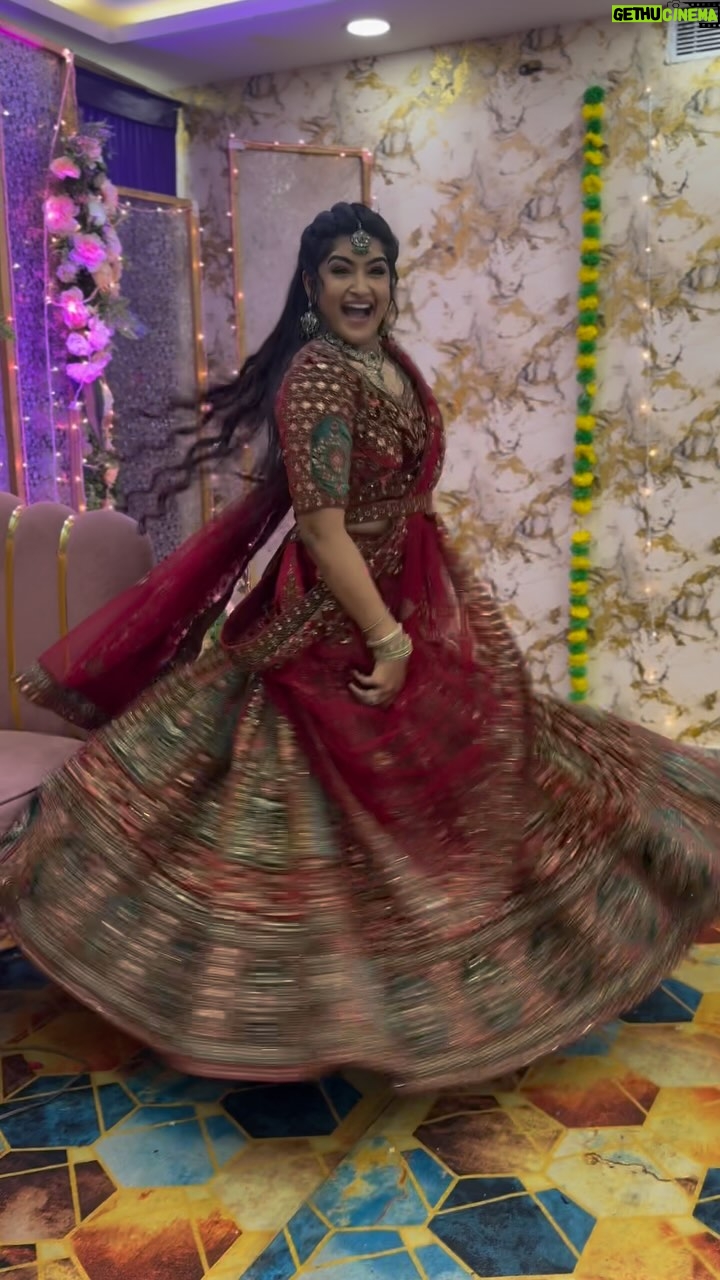 Hema Dayal - 111.8K Likes - Summary Oru dance 🤪🙈
#valliyinvelanserial
.
Outfit 👗 @kavis_gown_rentals
Jewellery 💍 @chennai_jazz
.
.
.
#hemadayal18 #hemadayal #hema #explorepage✨ #explorereels #explorepage #zeetamil #tamilserial #thaimasamoorakutu
