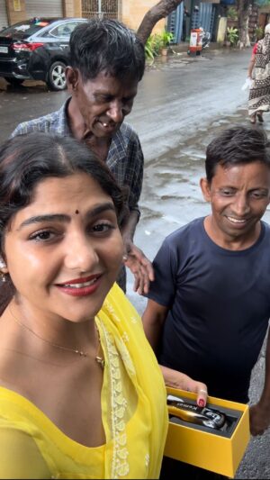 Hema Sharma Instagram - एक machine की वज़ह से  शर्मा जी की shop पे Costumer  वापस चले जाते थे ।😢 अब इससे  ज़ायदा अच्छा काम होगा । 🙏🤝❤️ शर्मा जी और रफ़ीक  जी की दोस्ती अच्छी है । ये मदत नहीं हौसला है । 🤝 @hemasharma973  @creators  #viral #explore #viralvideos #instagram #help #mumbai