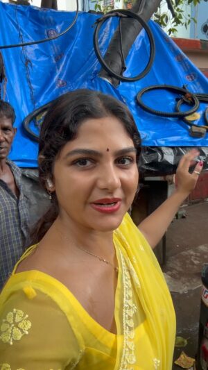 Hema Sharma Instagram - अब बारिश का पानी अन्दर नहीं आयेगा !🌧️ एक छत की क़ीमत क्या है मुझें अच्छे से पता है । एक दूसरे से ही संसार चलता है । 💪🙏✌️❤️🤝 @hemasharma973  @creators  #viral #explorepage #réel #helpme