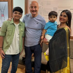 Hema Sharma Instagram - हम सब 🧡🤍🩷❤️ @anupampkher  @hemasharma973  @creators #viral #explore #réel #strongwomen #motivation