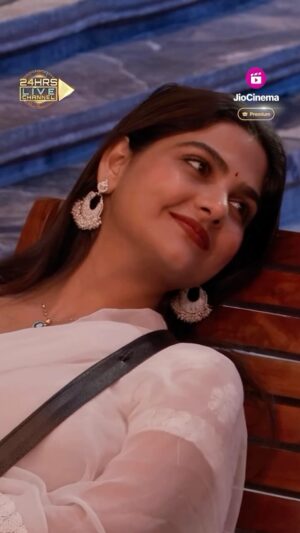 Hema Sharma Instagram - Mahaul chahe jaisa bhi ho, sher-o-shayari nahi rukni chaiye ✨

@officialjiocinema @colorstv @endemolshineind @beingsalmankhan 

#biggboss #biggboss18 #hemasharma #salmankhan