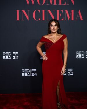 Hend Sabry Instagram - كان لي شرف تقديم ليلة عشاء مؤسسة البحر الأحمر للأفلام 
#WomenInCinema 
من ضمن فعاليات #مهرجان_البحر_الأحمر_السينمائي_الدولي 
@redseafilm 
كانت ليلة مليئة بالمحبة والدعم لكلّ زميلاتي العاملات في مجال السينما ❤️ 
Dress @badgleymischka 
Jewelry @azzafahmy 
Make up by my beloved @sohakhoury 
Hair by @gerardkoberssy @salon_mermaid 
Thank  you @renecaovilla for the gorgeous shoes 
Photo credit @ammarparis 🤍