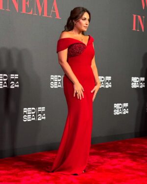Hend Sabry Instagram - كان لي شرف تقديم ليلة عشاء مؤسسة البحر الأحمر للأفلام 
#WomenInCinema 
من ضمن فعاليات #مهرجان_البحر_الأحمر_السينمائي_الدولي 
@redseafilm 
كانت ليلة مليئة بالمحبة والدعم لكلّ زميلاتي العاملات في مجال السينما ❤️ 
Dress @badgleymischka 
Jewelry @azzafahmy 
Make up by my beloved @sohakhoury 
Hair by @gerardkoberssy @salon_mermaid 
Thank  you @renecaovilla for the gorgeous shoes 
Photo credit @ammarparis 🤍
