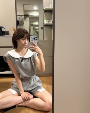 Heo Young-ji Instagram - 거울ver.
