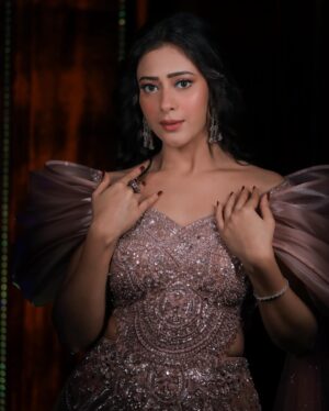 Hiba Nawab Instagram - Living in the fairy tale era 🧚🏻 

Styled by @instylewithaditi
Outfit @aliyanabymeenabazaar
Jewellery @kaushalya_art_jewellery_
Photographer @portraitdeewana