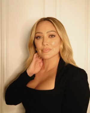 Hilary Duff Instagram - A seriously warm event where the brains behind the scenes were celebrated and honored. Sooo meaningful to cheer on the artists that don’t get enough recognition for their grueling schedules and hard work - bravo @instyle thanks for having me at the image maker awards last night 🩵