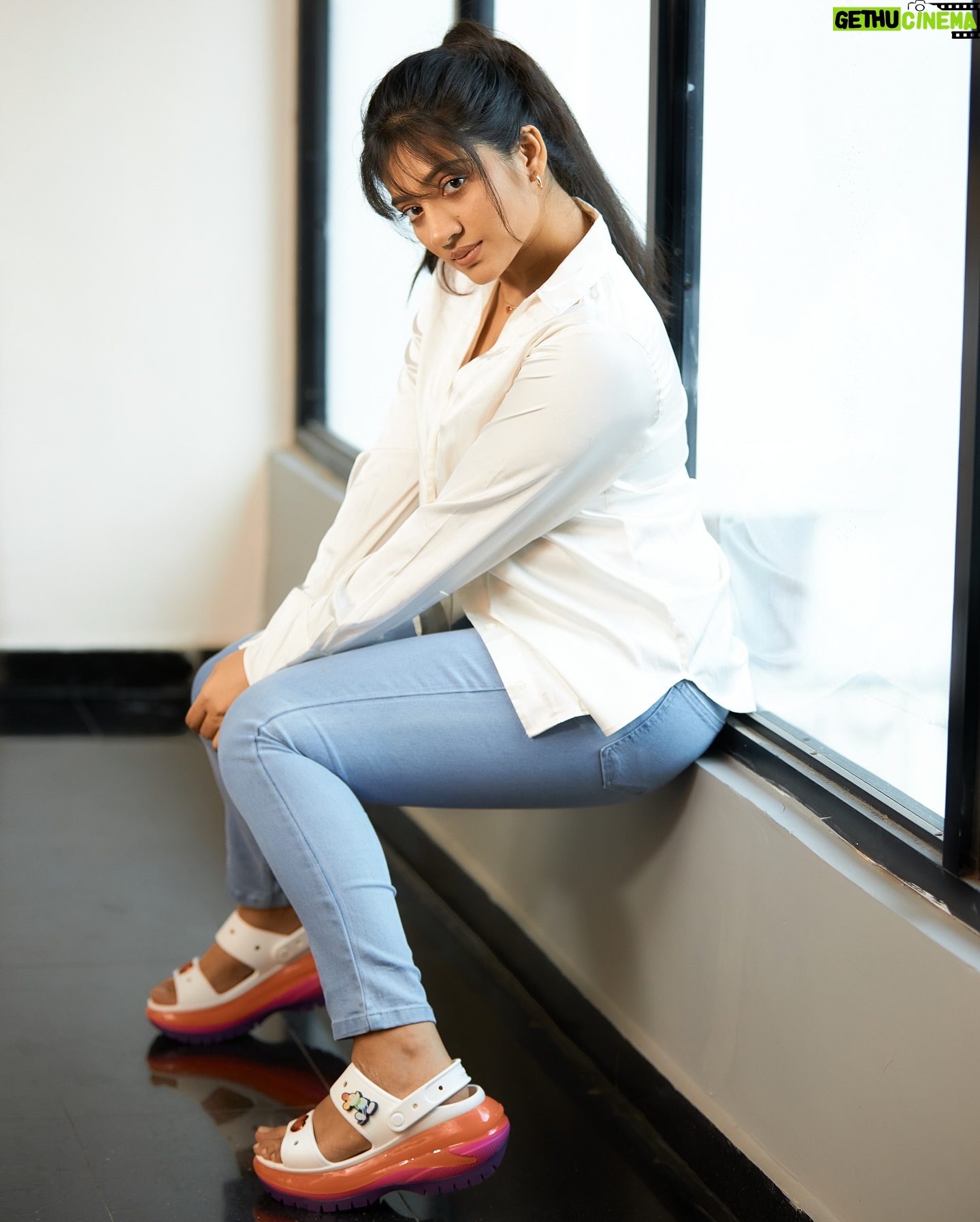 Hima Bindhu - 70.9K Likes - It’s getting cold, so be careful of cold🌬️🌨️
📸@_thestudiospace_ @dinesh_baburaj