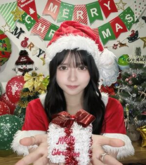 Hina Kagei Instagram - _
はぴめりくりいぶ🔔🎀
何歳までサンタコスするかなと思いながら
今年も無事にサンタコス終えました🎅🏻
マネージャーさんたちと一緒に
事務所の一部分をクリスマス化させた🎄🎁