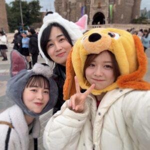 Hiroe Igeta Instagram - クリスマスの思い出🐶
変なメンバーだけど、
ずっと喋っててはしゃいで
楽しかったなぁ。

来年また二人とお仕事出来ますように☺️