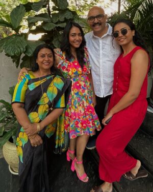 Hitha Chandrashekar Instagram - 🧁🍭

Thank you Family for this memorable Birthday Lunch♥️