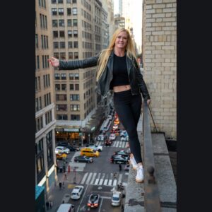 Holly Holm Instagram - Take me back to New York, New York. ❤️ What fun is life if you aren’t living a bit on the edge? ;)