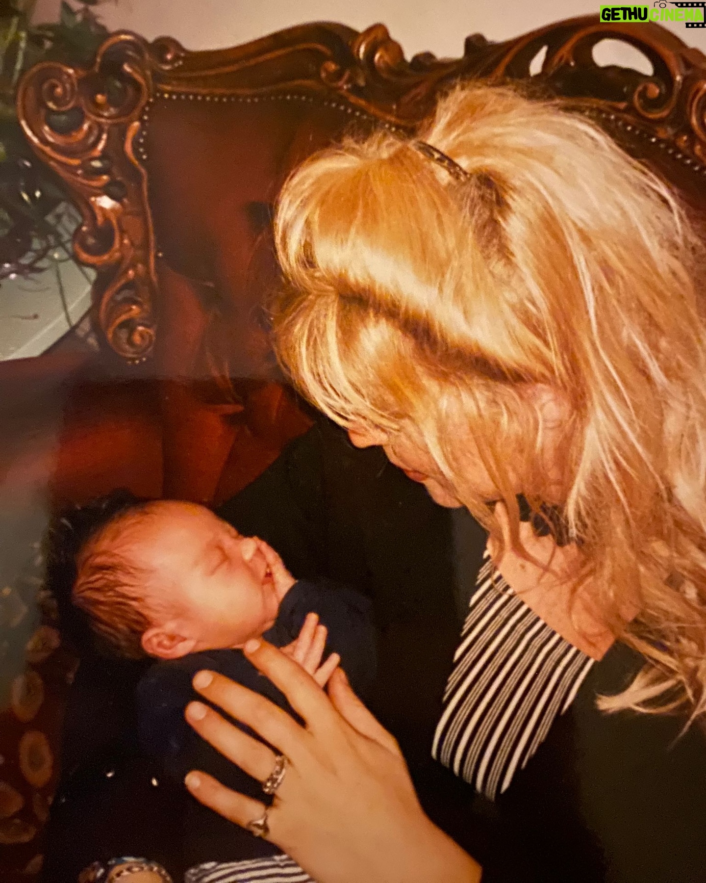 Holly Mae Brood - 35.4K Likes - Een van de eerste die me vasthield, iemand met wie ik m’n eerste wijntjes dronk. We hadden nog zo veel langer moeten zingen en dansen. Ik ga je zo erg missen lieve Maan. ❤️ Iemand die toegankelijkheid naar andere zo belangrijk vond en ik zal dat altijd blijven doen.