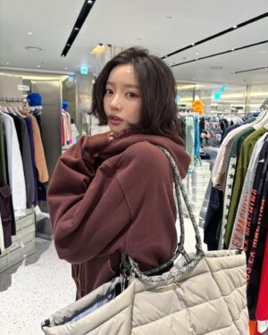 Hong Ji-yoon Instagram - 피어에 가면은 시간이 어떻게 가는지 모르게 돼
내가 그랬어요
#광고 @peer_official @bonrrow_official