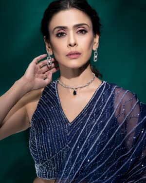 Hrishitaa Bhatt Instagram - Drape the elegance, own the spotlight. 

#Reels #Explore #Viral #FashionReels #TraditionalWithATwist #DesiVibes #StyleIcon #EthnicWear #FashionGoals #InstaFashion #GlamMode #SareeNotSorry #IndianFashion #ReelItFeelIt #TrendingNow #EthnicElegance #OOTD #StyleDiaries #BollywoodGlam #ModernTradition
