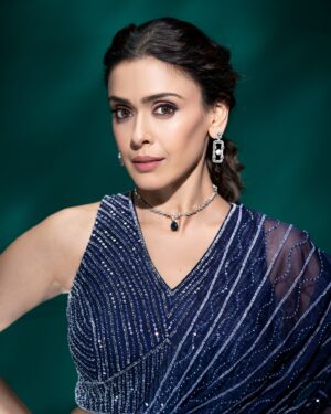 Hrishitaa Bhatt Instagram - Drape the elegance, own the spotlight. 

#Reels #Explore #Viral #FashionReels #TraditionalWithATwist #DesiVibes #StyleIcon #EthnicWear #FashionGoals #InstaFashion #GlamMode #SareeNotSorry #IndianFashion #ReelItFeelIt #TrendingNow #EthnicElegance #OOTD #StyleDiaries #BollywoodGlam #ModernTradition