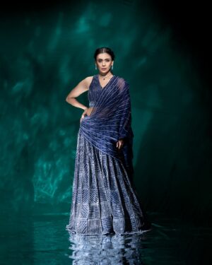 Hrishitaa Bhatt Instagram - Drape the elegance, own the spotlight. 

#Reels #Explore #Viral #FashionReels #TraditionalWithATwist #DesiVibes #StyleIcon #EthnicWear #FashionGoals #InstaFashion #GlamMode #SareeNotSorry #IndianFashion #ReelItFeelIt #TrendingNow #EthnicElegance #OOTD #StyleDiaries #BollywoodGlam #ModernTradition