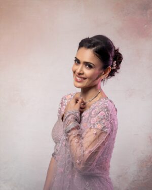 Hrishitaa Bhatt Instagram - Feeling like a diva 😍🙄

Styledby- @stylebyriyajain
Assistant Stylist- @moreprachi__
Outfit- @zowed_hyderabad @zo_wed
Jewellery- @indianjewellery999
MUA- @manish_kerekar
📸- @anirudh_ramteke @abhi_nair1997
Managed by- @moushumibanerji
