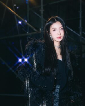 Hua Chen Instagram - Hi 2025🎆🍾🎉🎊

📷 @chenwen_leo
Styling @littlebobo_ 
Make up & Hair @st2102

服裝 @bobjian
飾品 @arcawake.official